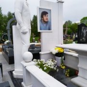 Пам'ятники на одного.28