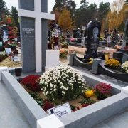 Пам'ятники на одного.19