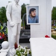 Пам'ятники на одного.29