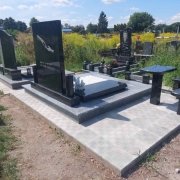 Пам'ятники на одного.24
