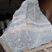 Пам’ятник з гранітної брили, ширина 140 см.