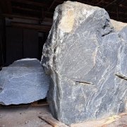 Пам'ятник з гранітного валуна, висота 145 см.