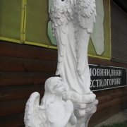 Скульптури янголів.56