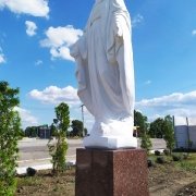 Статуя Богородиці 1,2 м на колоні, загальна висота з колоною 2,1 м.