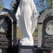 Ритуальна скульптура Богородиці на колоні; висота статуї 180 см.
