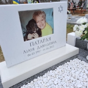Варіант мармурового пам'ятника для коханої матері на цвинтарі.
