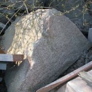 Пам'ятники з рваного каменю.298