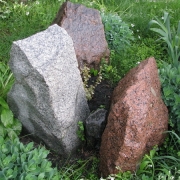 Пам'ятники з рваного каменю.247