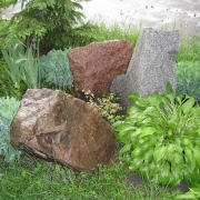 Пам'ятники з рваного каменю.249