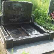 Пам'ятники з рваного каменю.125