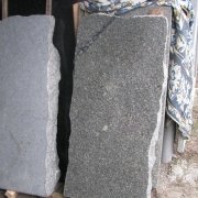 Пам'ятники з рваного каменю.185