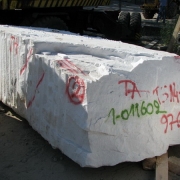 Блок белого мрамора. Размеры блока мрамора: 230 х 100 х 70 см. Цена мраморного блока сегодня - доступна.