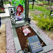 Пам'ятники з кольоровими портретами.28