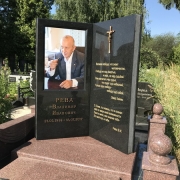 Пам'ятники з кольоровими портретами.26