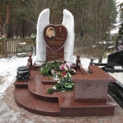 Пам'ятники з кольоровими портретами.23