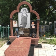 Пам'ятники з кольоровими портретами.18