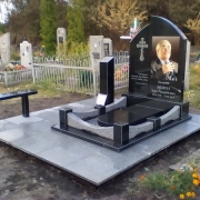 Пам'ятники з кольоровими портретами.88