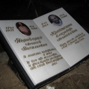 Пам'ятники з кольоровими портретами.75
