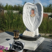 Пам'ятники з кольоровими портретами.76