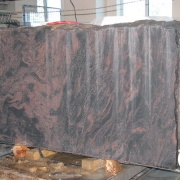 Блок гранита Аврора. На фото производство памятника из блока Аврора. Размер блока гранита Аврора: 220 х 115 х 56 см. Цена гранита Аврора - договорная.