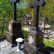 Пам'ятники у формі хреста.24