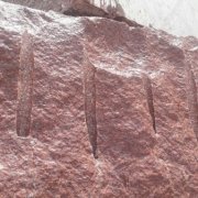 Купить блок гранита  RUBY RED - можно со склада памятников в Киеве. Блоки гранита RUBY RED разных размеров - постоянно в наличии сегодня.